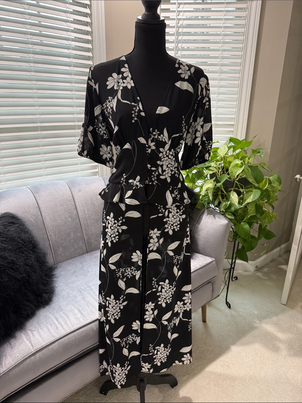 Black & White Floral V-Neck Midi Dress/Shirt